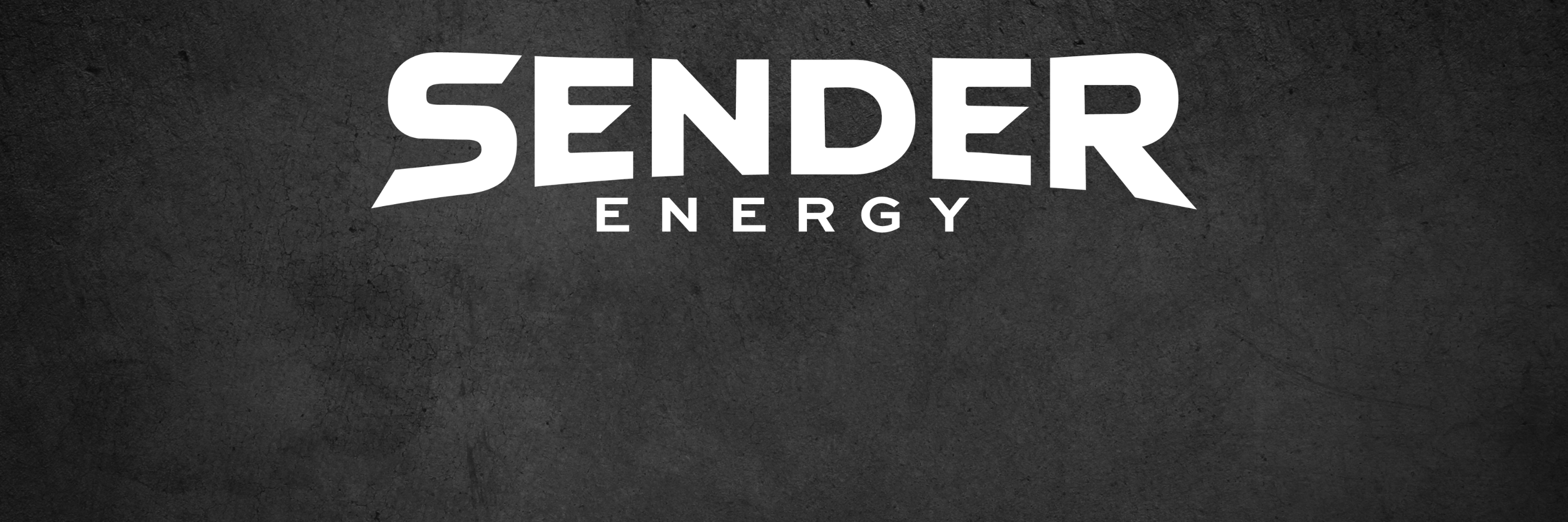 Sender Energy Drink Logo vor dunklem Hintergrund. Ideal für Extremsport und Mountainbike