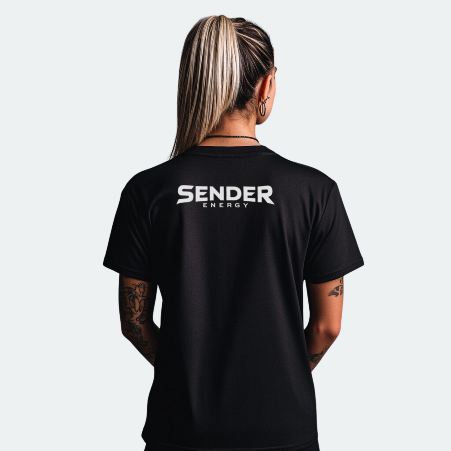 Schwarzes SENDER ENERGY T-Shirt mit Logo auf der Frontseite und Rückseite, perfekt für Downhill-Biking und Extremsport