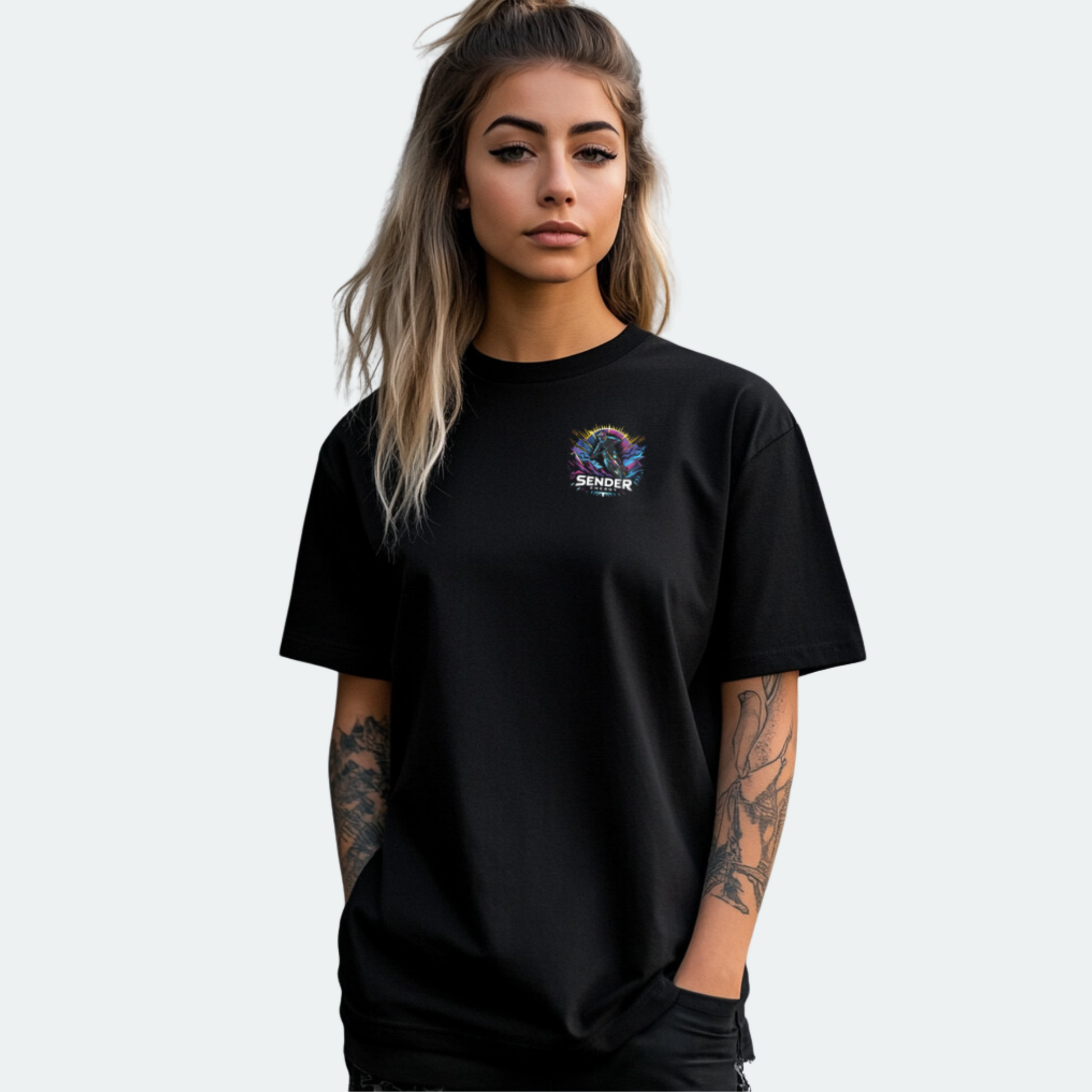 Schwarzes SENDER ENERGY T-Shirt für Damen mit Logo auf der Vorderseite und Rückseite, ideal für Extremsport und Lifestyle